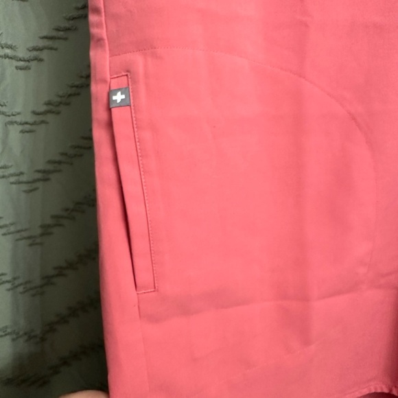 FIGS scrub top shirt size S
Barbie vibrant pink color, figs technical - Picture 6 of 8